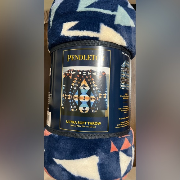 Pendleton Plush Throw - Picture 4 of 6